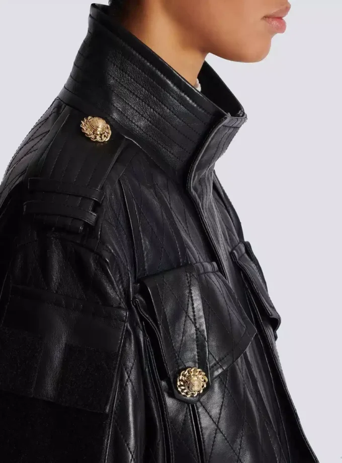 Parkas i lammskinn med diamantmönster i sömmarna Parkas i lammskinn med diamantmönster i sömmarna