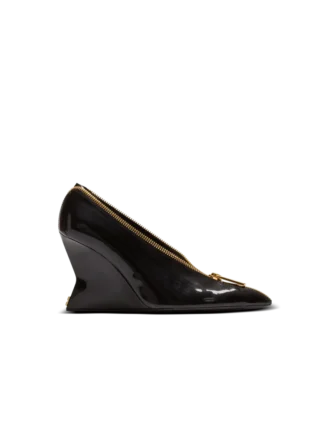 Pumps med kilklack och dragkedja i lackläder