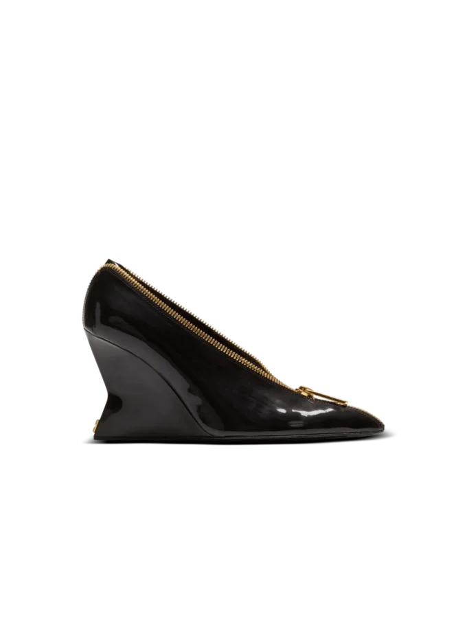 Pumps med kilklack och dragkedja i lackläder