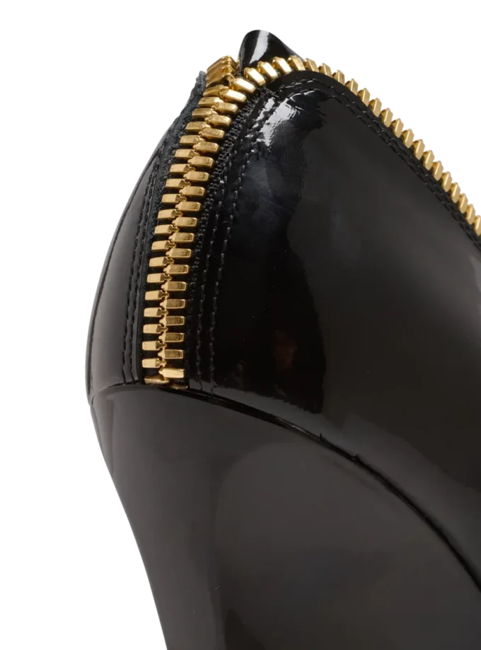Pumps med kilklack och dragkedja i lackläder
