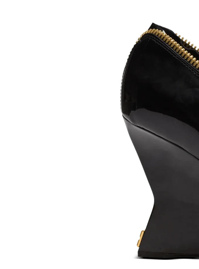 Pumps med kilklack och dragkedja i lackläder