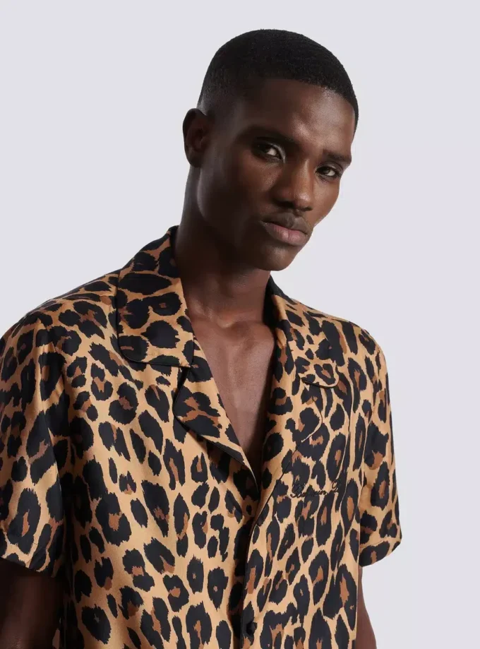 Pyjamas skjorta i silke med leopardmönster Pyjamas skjorta i silke med leopardmönster