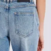 Raka jeans i blekt denim