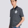Randig polo med collegeemblem Randig polo med collegeemblem