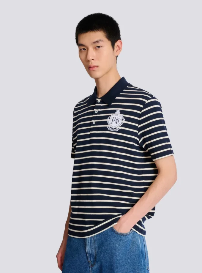 Randig polo med collegeemblem Randig polo med collegeemblem