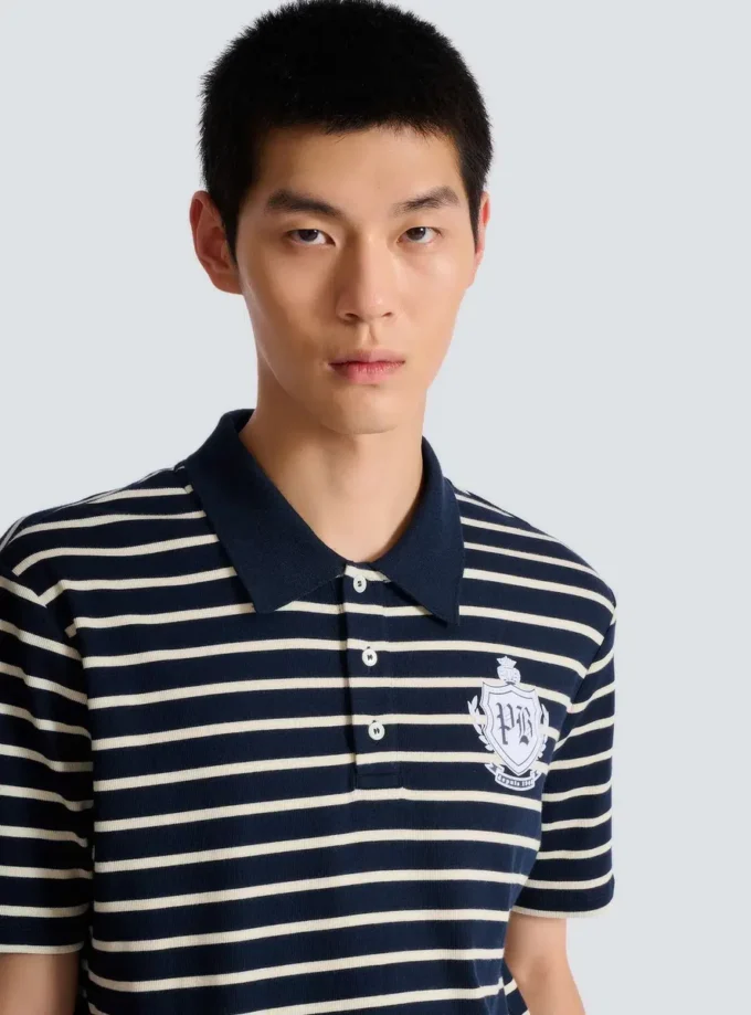 Randig polo med collegeemblem Randig polo med collegeemblem