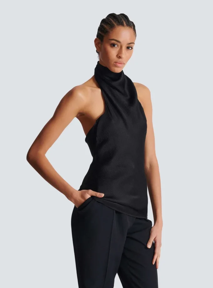Rygglös topp i crepesatin