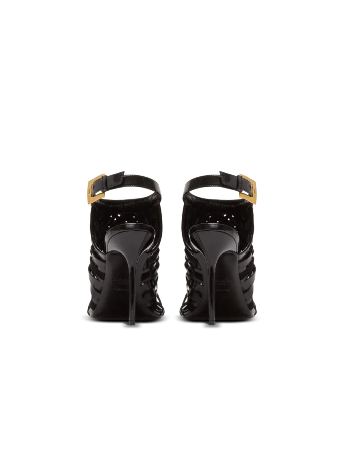 Sandaler i lackläder med fransar