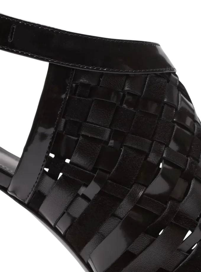 Sandaler i lackläder med fransar