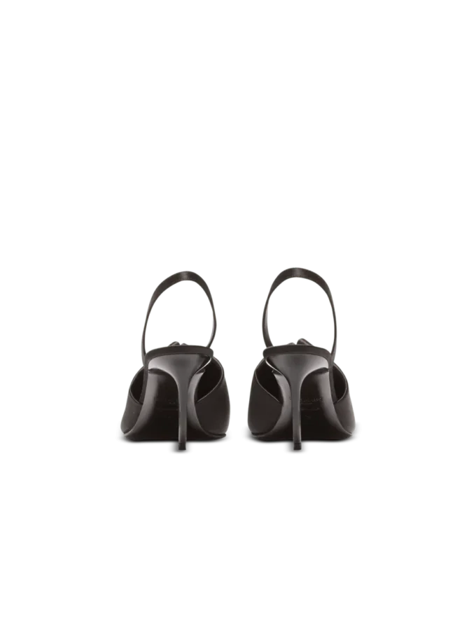 Satin-slingbacks med piercing
