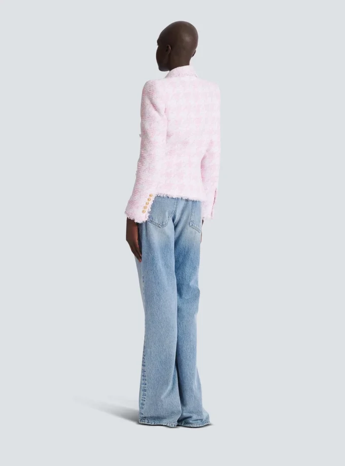 Sittande jacka i hundtandsmönstrad tweed med 6 knappar Sittande jacka i hundtandsmönstrad tweed med 6 knappar