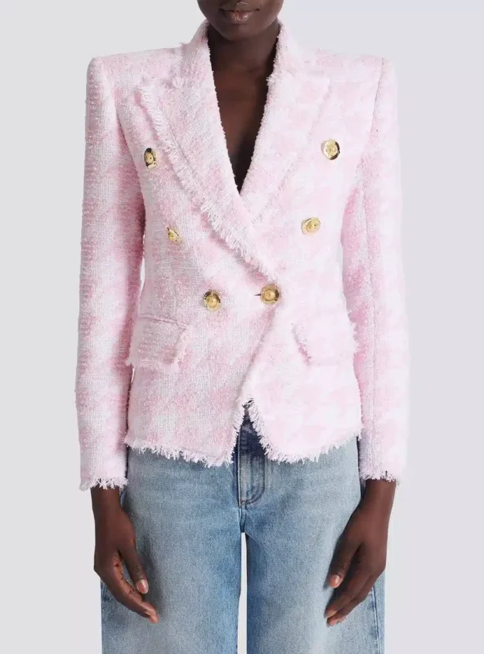 Sittande jacka i hundtandsmönstrad tweed med 6 knappar Sittande jacka i hundtandsmönstrad tweed med 6 knappar