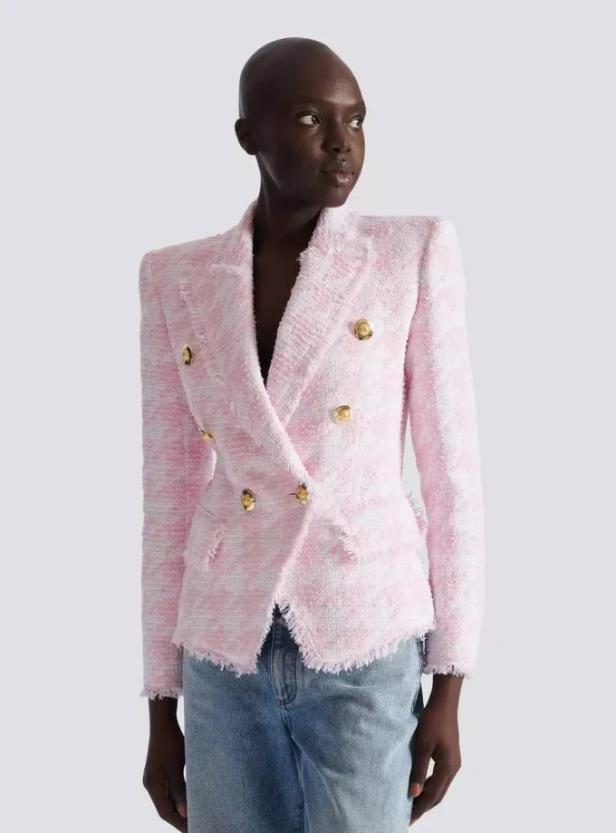 Sittande jacka i hundtandsmönstrad tweed med 6 knappar Sittande jacka i hundtandsmönstrad tweed med 6 knappar