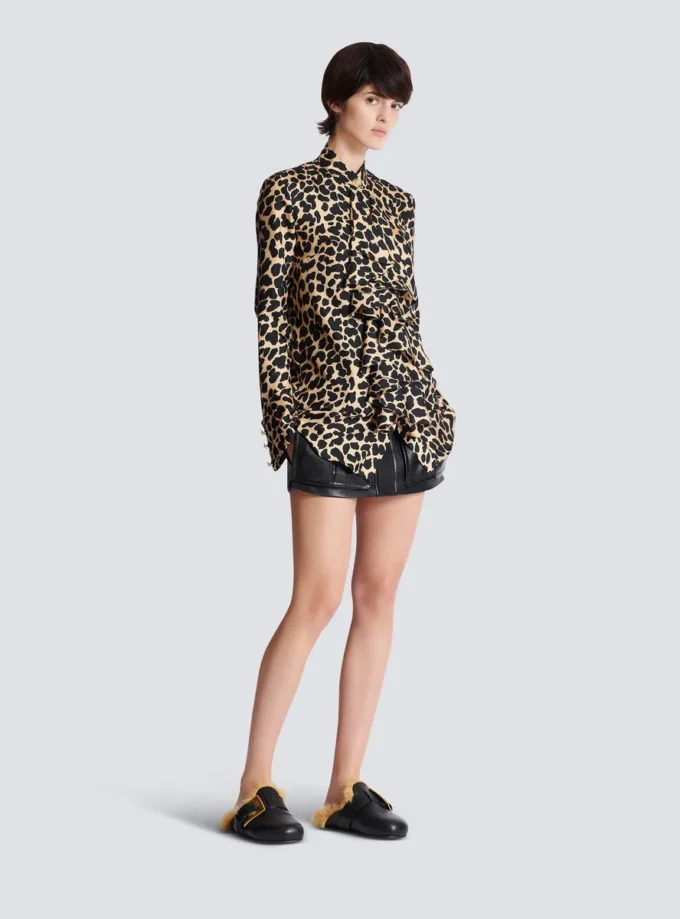 Skjorta med leopardmönster och volanger Skjorta med leopardmönster och volanger