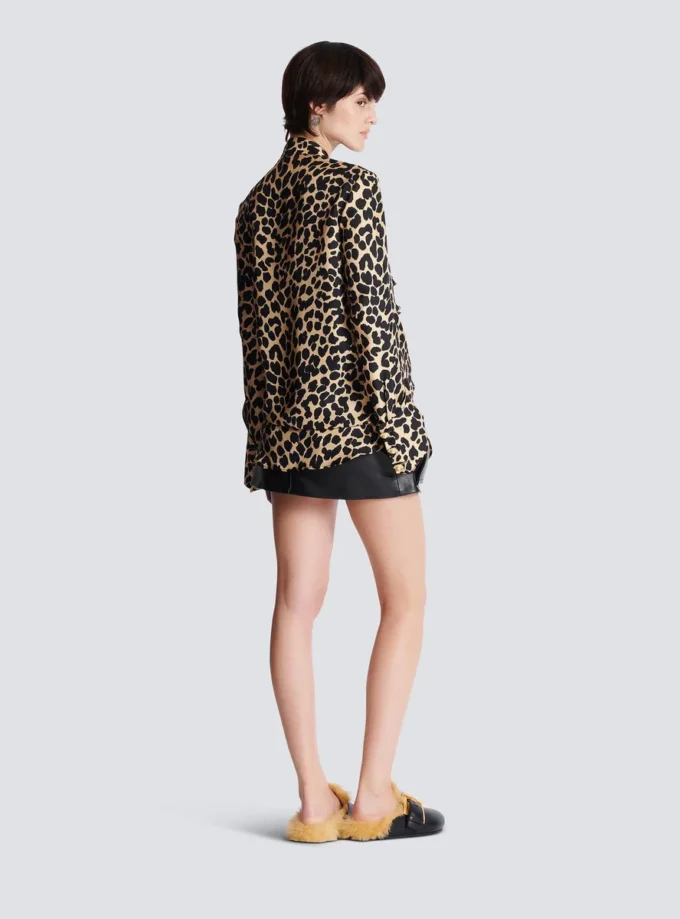 Skjorta med leopardmönster och volanger Skjorta med leopardmönster och volanger