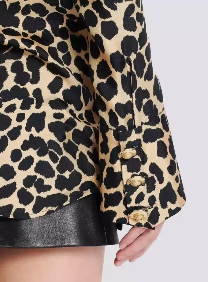 Skjorta med leopardmönster och volanger Skjorta med leopardmönster och volanger