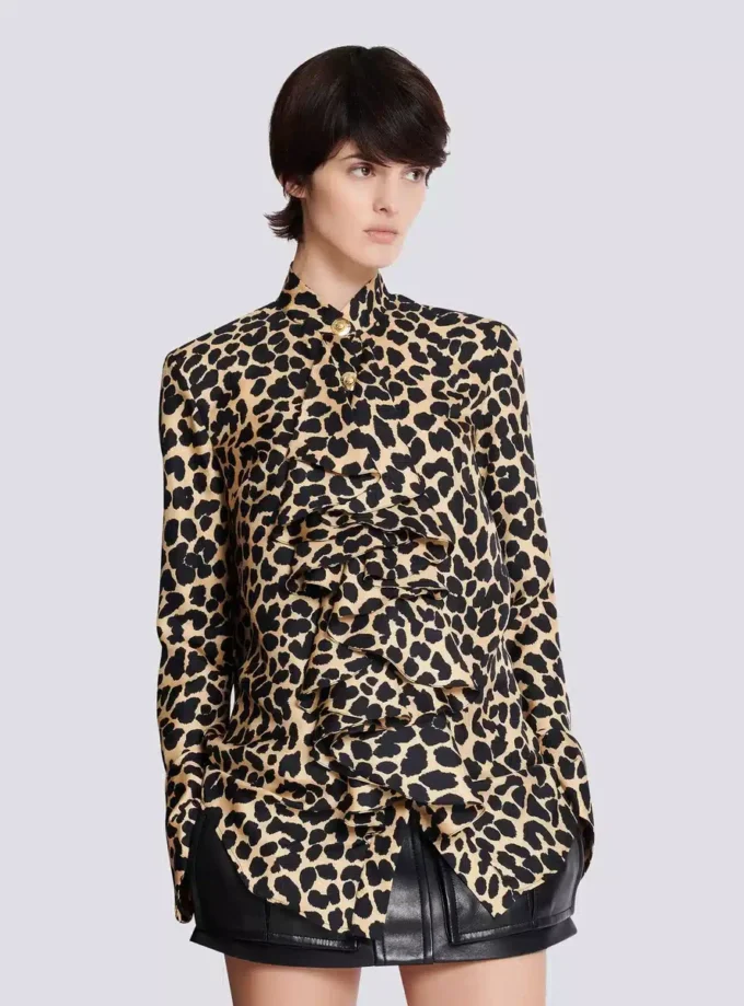Skjorta med leopardmönster och volanger Skjorta med leopardmönster och volanger