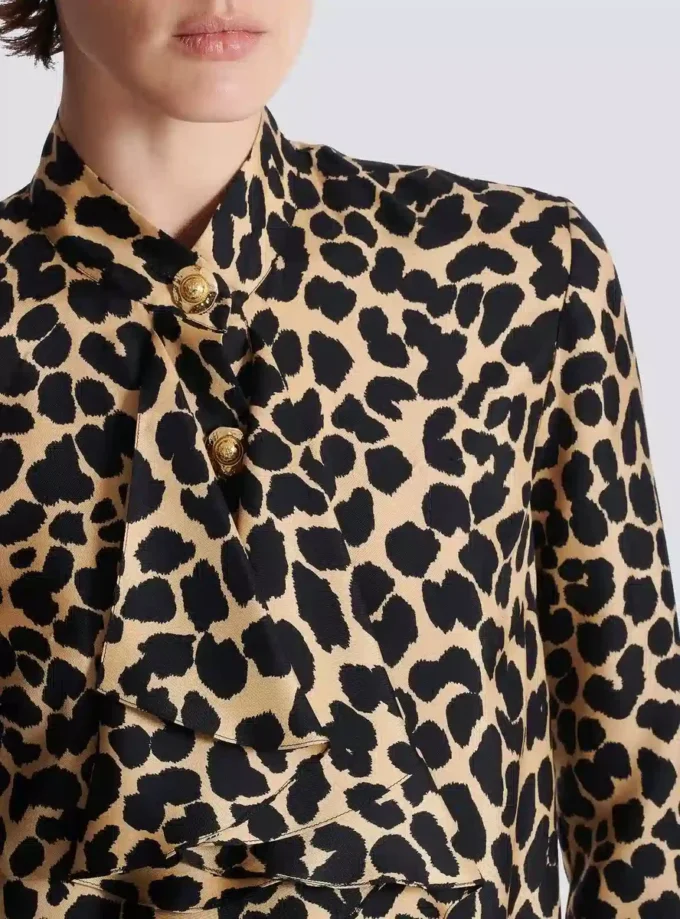 Skjorta med leopardmönster och volanger Skjorta med leopardmönster och volanger