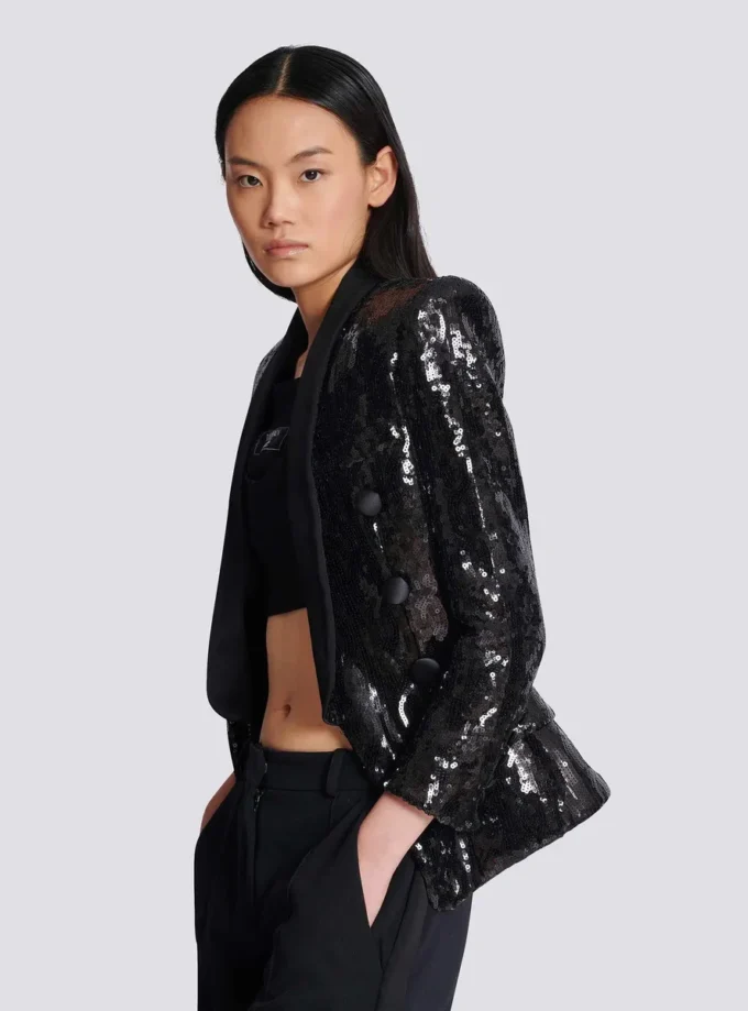 Skräddarsydd jacka i glitter-satin med V-ringning Skräddarsydd jacka i glitter-satin med V-ringning