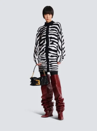 Stickad klänning med zebraintarsia