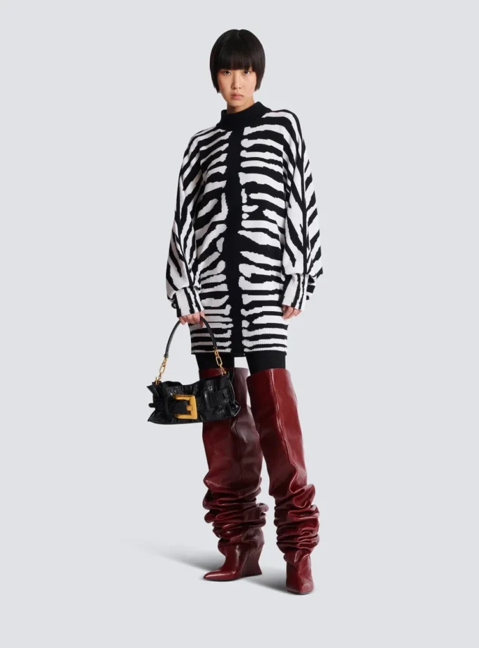 Stickad klänning med zebraintarsia
