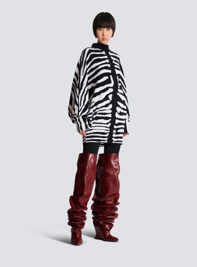 Stickad klänning med zebraintarsia