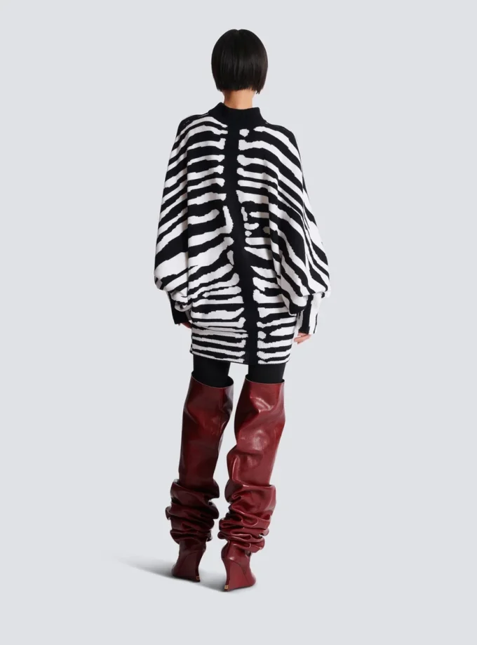 Stickad klänning med zebraintarsia