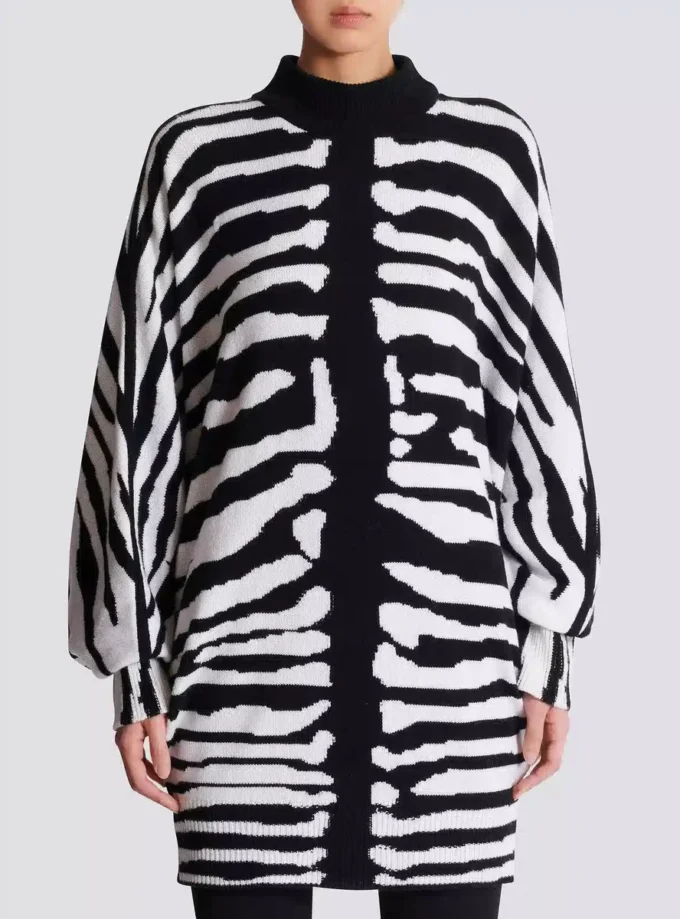 Stickad klänning med zebraintarsia