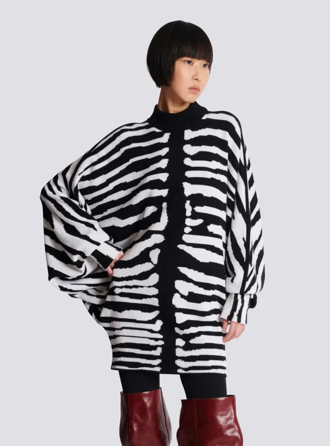 Stickad klänning med zebraintarsia
