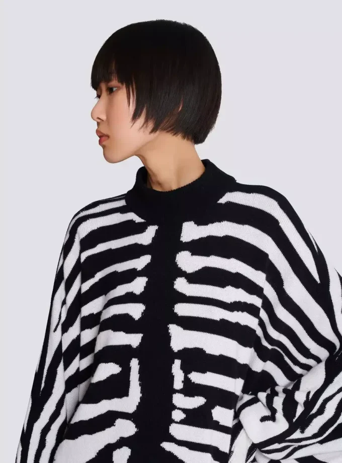 Stickad klänning med zebraintarsia