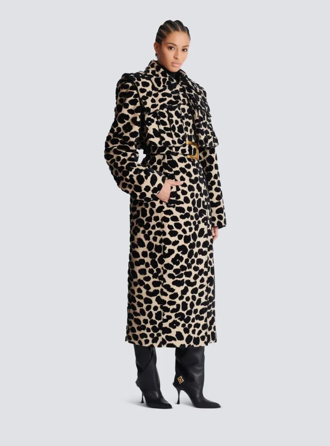 Trenchcoat med bälte i jacquard med leopardmönster Trenchcoat med bälte i jacquard med leopardmönster
