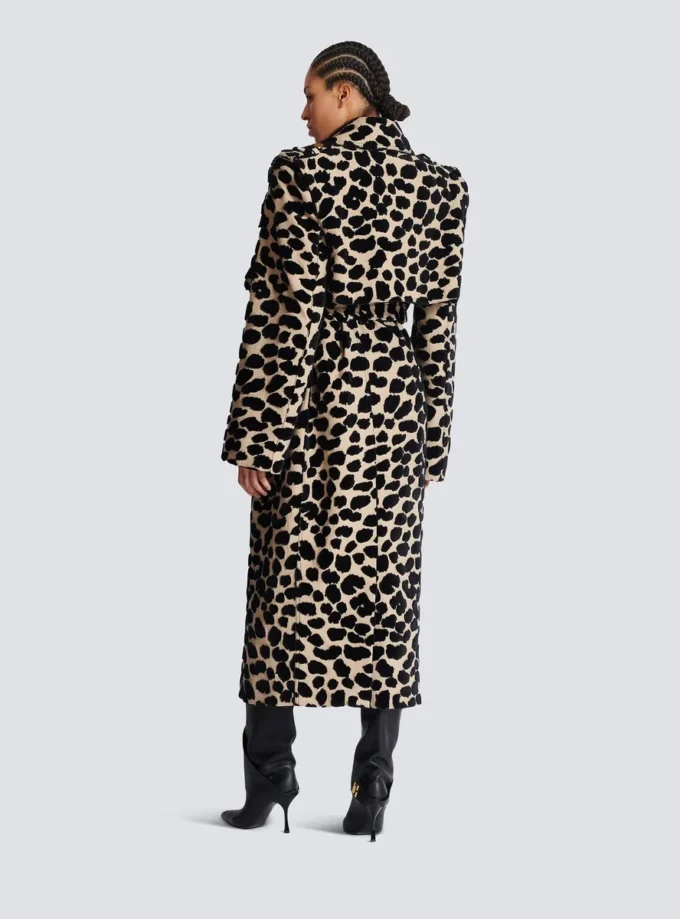 Trenchcoat med bälte i jacquard med leopardmönster Trenchcoat med bälte i jacquard med leopardmönster