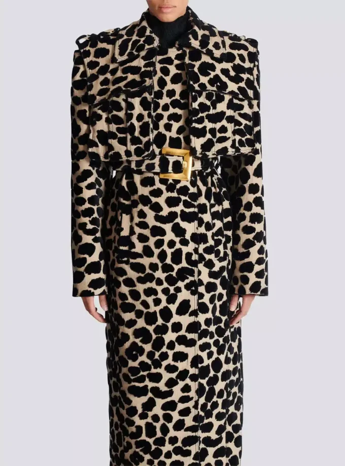 Trenchcoat med bälte i jacquard med leopardmönster Trenchcoat med bälte i jacquard med leopardmönster