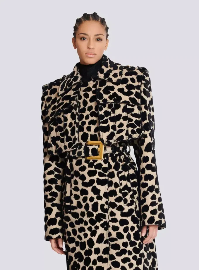 Trenchcoat med bälte i jacquard med leopardmönster Trenchcoat med bälte i jacquard med leopardmönster