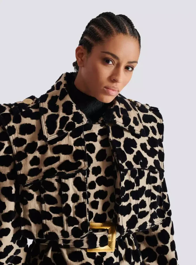 Trenchcoat med bälte i jacquard med leopardmönster Trenchcoat med bälte i jacquard med leopardmönster