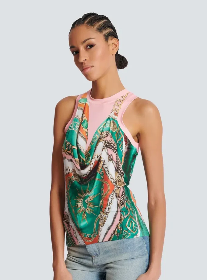 Trompe-l’œil-inspirerad väst med Balmain Foulard-tryck Trompe-l’œil-inspirerad väst med Balmain Foulard-tryck