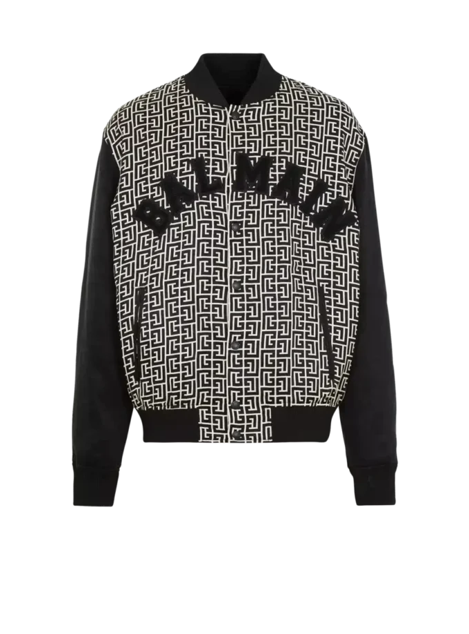 Varsityjacka med monogram och patchar Varsityjacka med monogram och patchar