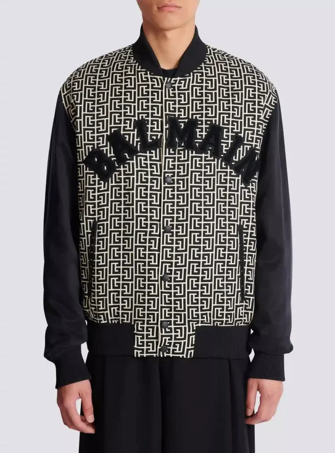 Varsityjacka med monogram och patchar Varsityjacka med monogram och patchar