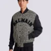 Varsityjacka med monogram och patchar Varsityjacka med monogram och patchar